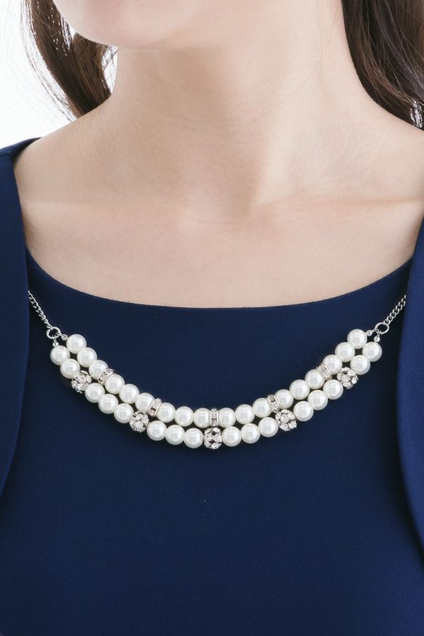 ネックライン（ネックレス付き）