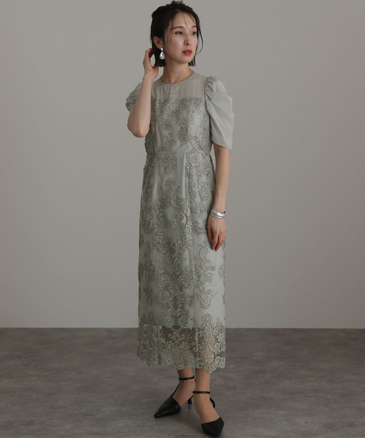 ギャザースリーブ刺繍レースワンピース