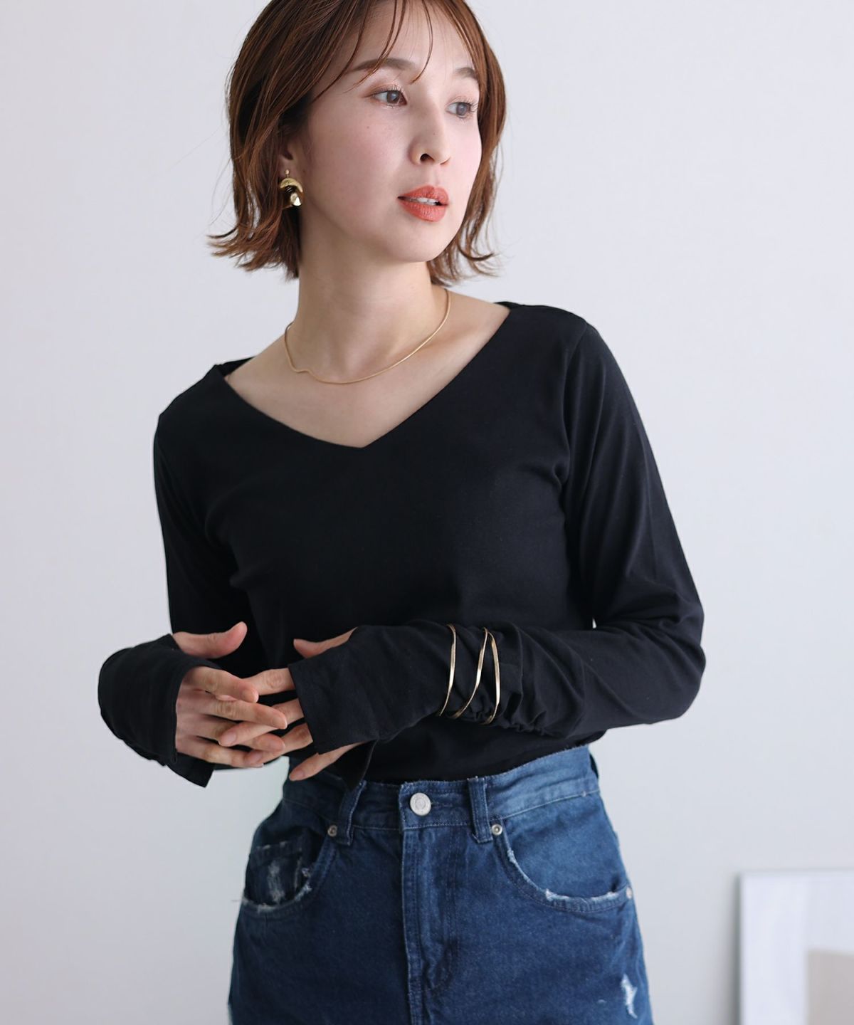 Vネック指空きTシャツ｜PourVous