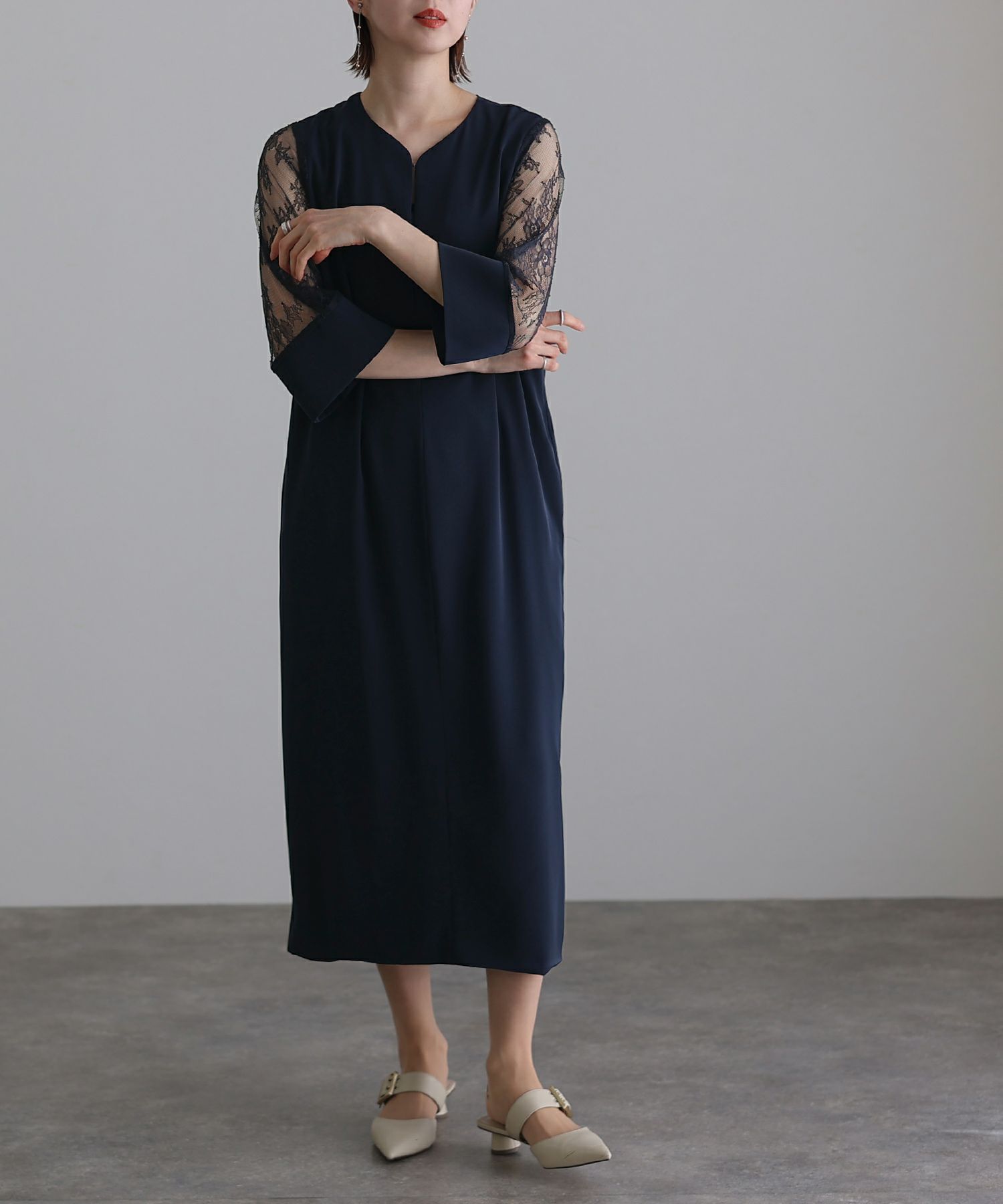 Vネックストレートシルエットワンピース 