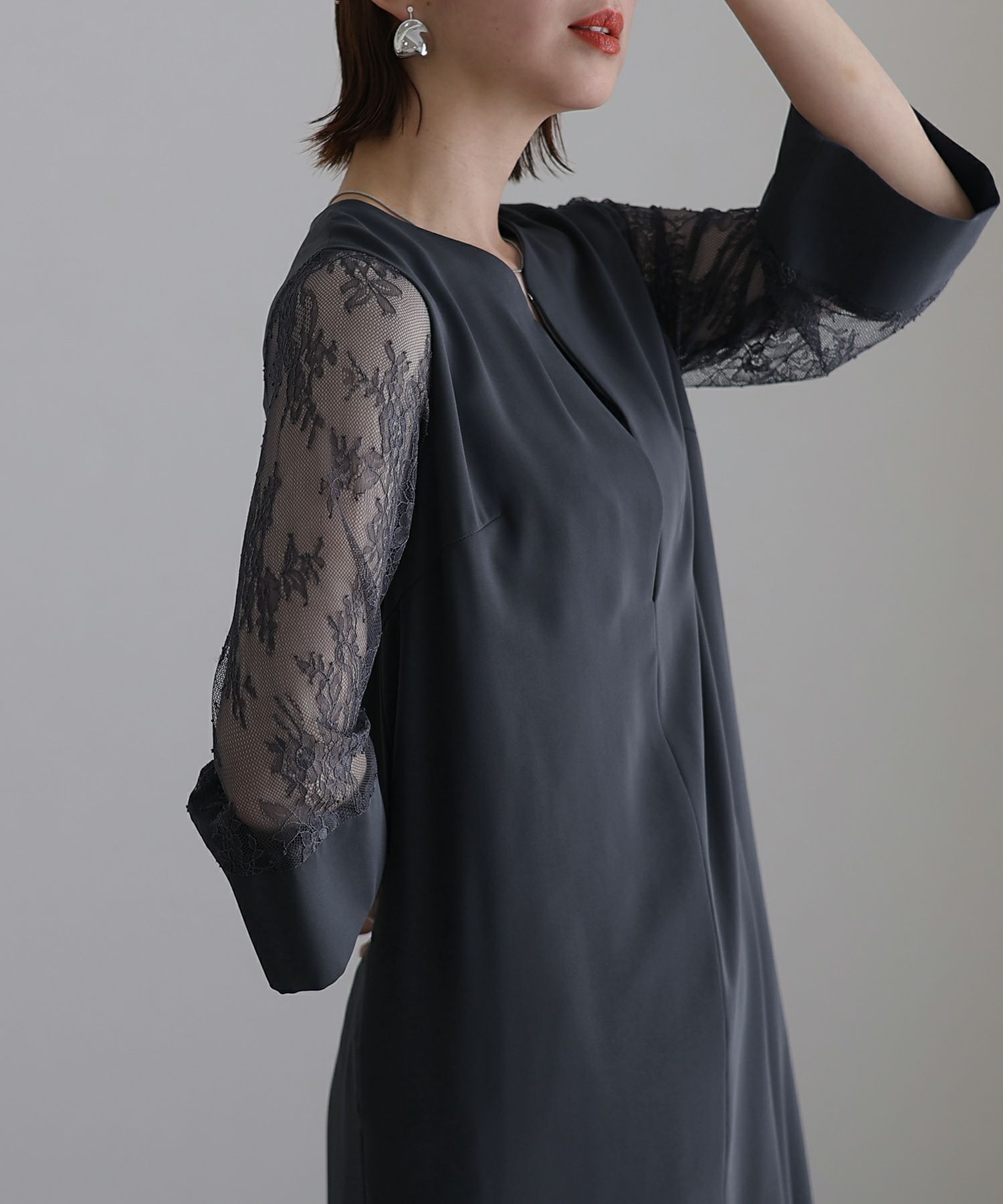 Vネックストレートシルエットワンピース 