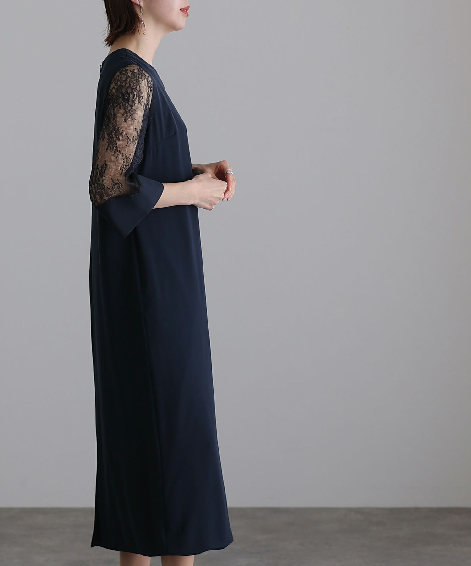Vネックストレートシルエットワンピース 
