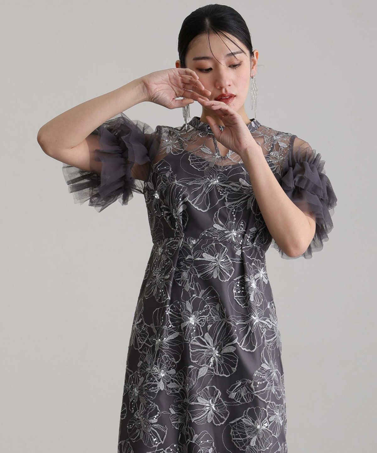 キーネック刺繍ドレス