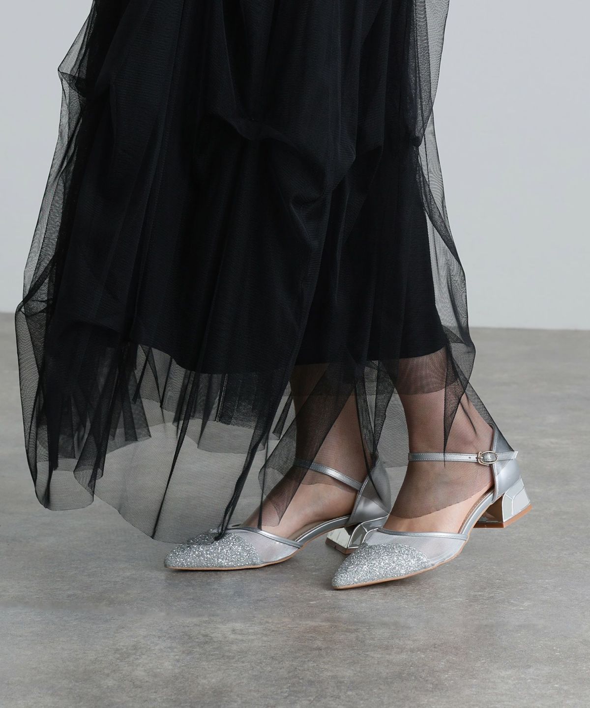 花柄パンチングカットチャンキーヒールパンプス