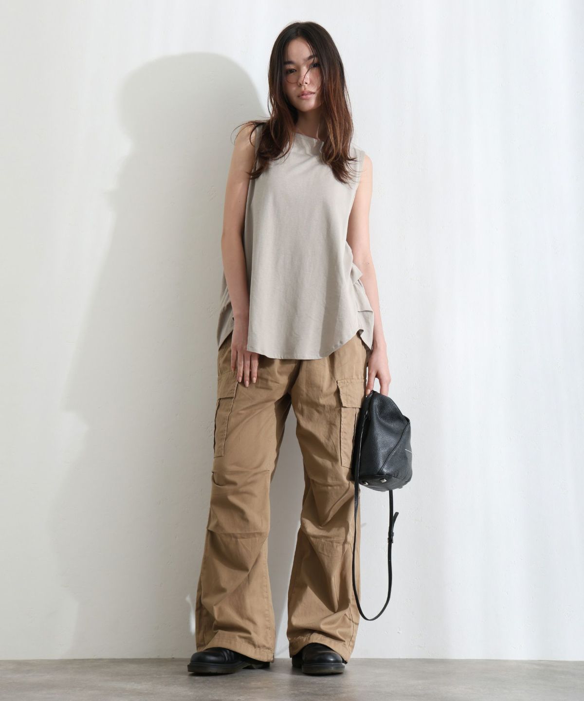 脇タックノースリーブトップス