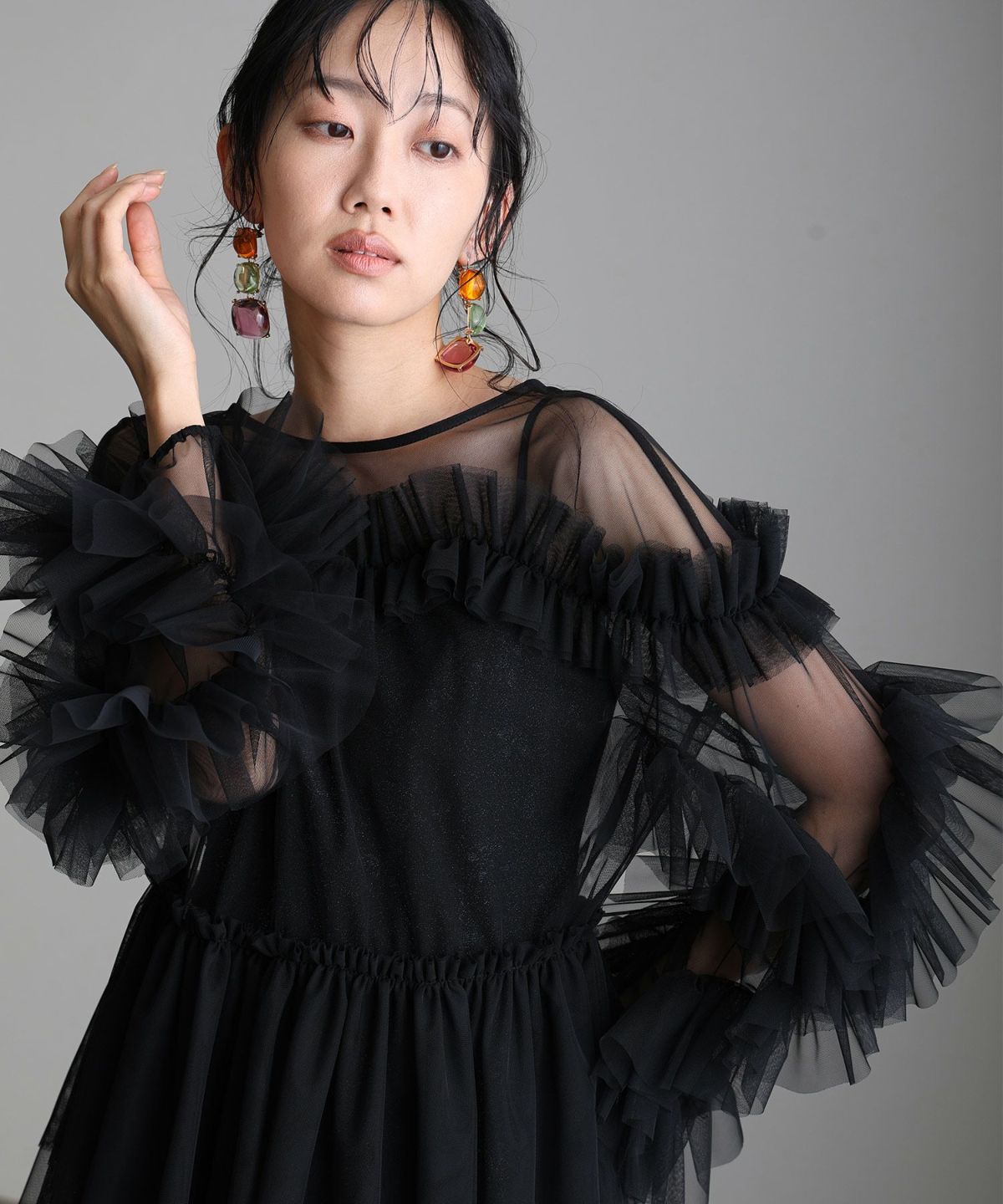 チュールフリルブラウス×シャイニーキャミワンピース