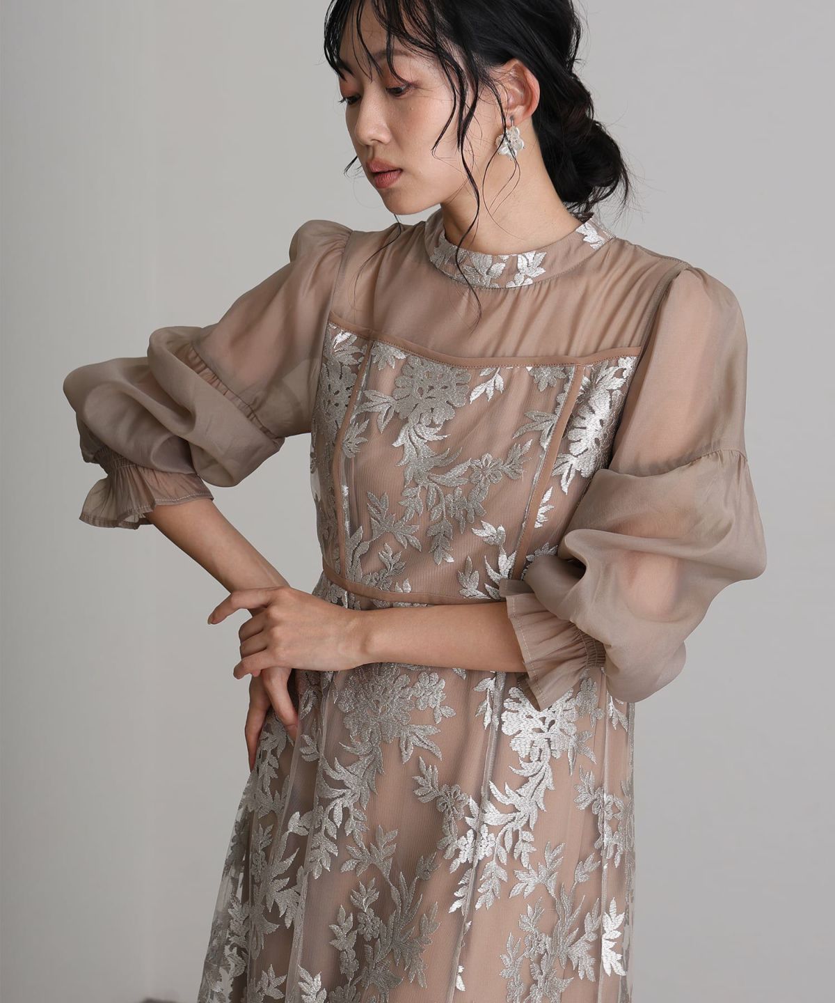 キャンディスリーブ刺繍Aラインドレス